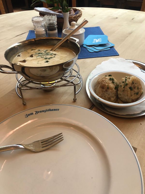 ドイツ・ベルリン「ヨーロッパ旅行2019(ハハと)③」の写真：この料理、ソースはクリームで、キノコの旨...
