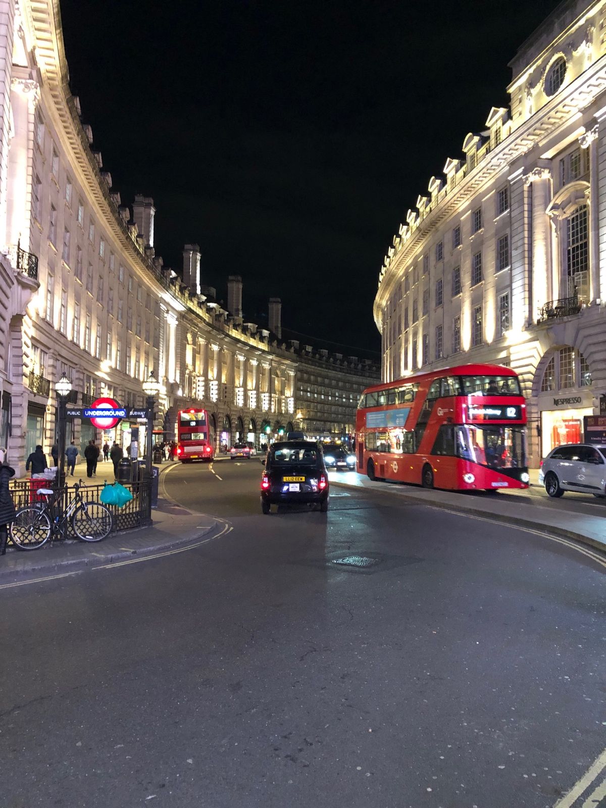 リージェンシーストリートは私が好きな通りの１つ。
デモの様子が分かるかなー