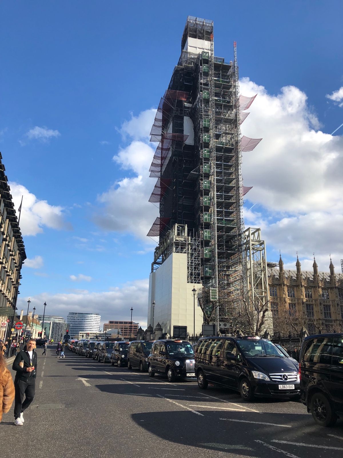 リージェンシーストリートは私が好きな通りの１つ。
デモの様子が分かるかなー