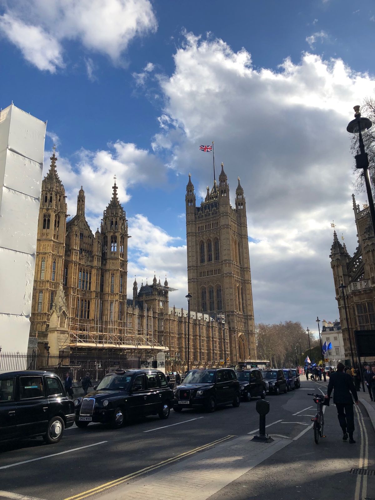 リージェンシーストリートは私が好きな通りの１つ。
デモの様子が分かるかなー