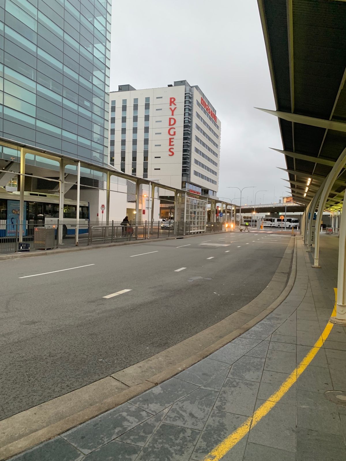 シドニー空港到着。1時間あれば乗継できると思ってたんだけど、これは無理かも...