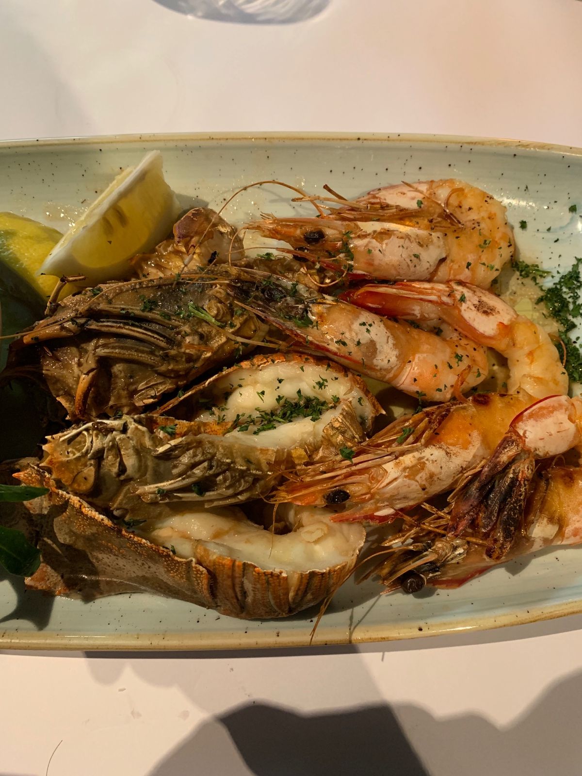 夕飯は海沿いにあった「the raw prawn」という海老屋さん。海老食...