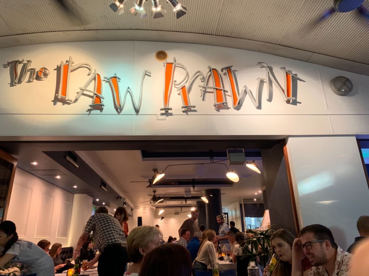 夕飯は海沿いにあった「the raw prawn」という海老屋さん。海老食...