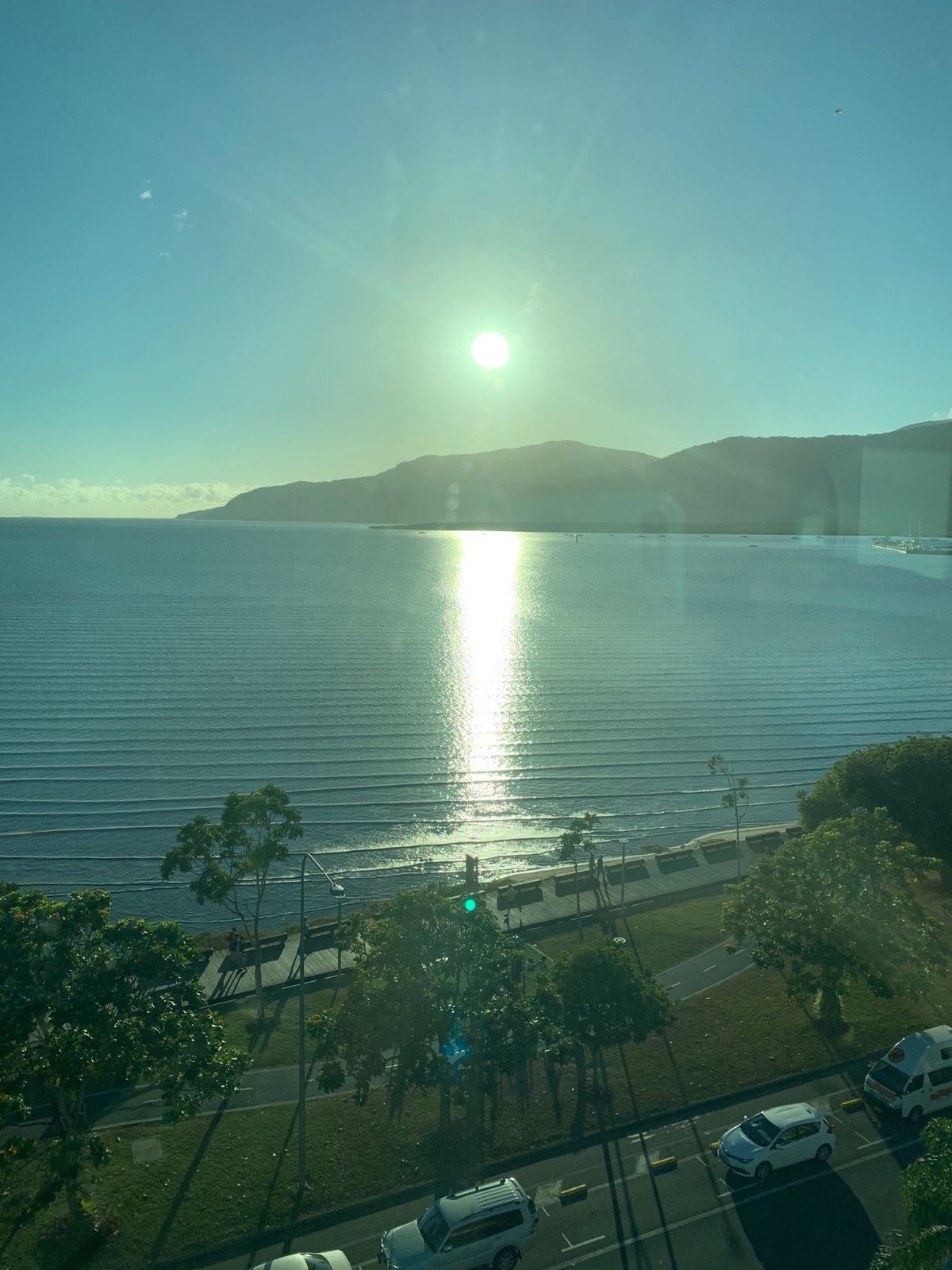 朝起きたらこれ！
太陽の光で目覚めるとはこのこと！

ホテルの朝食。テラス...