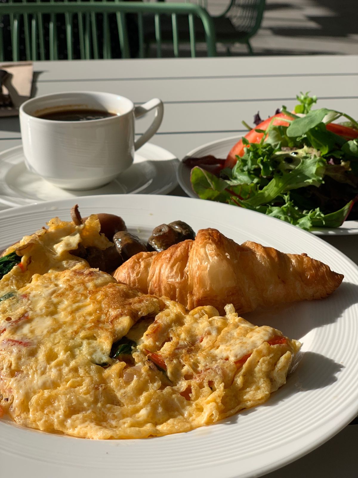 朝起きたらこれ！
太陽の光で目覚めるとはこのこと！

ホテルの朝食。テラス...