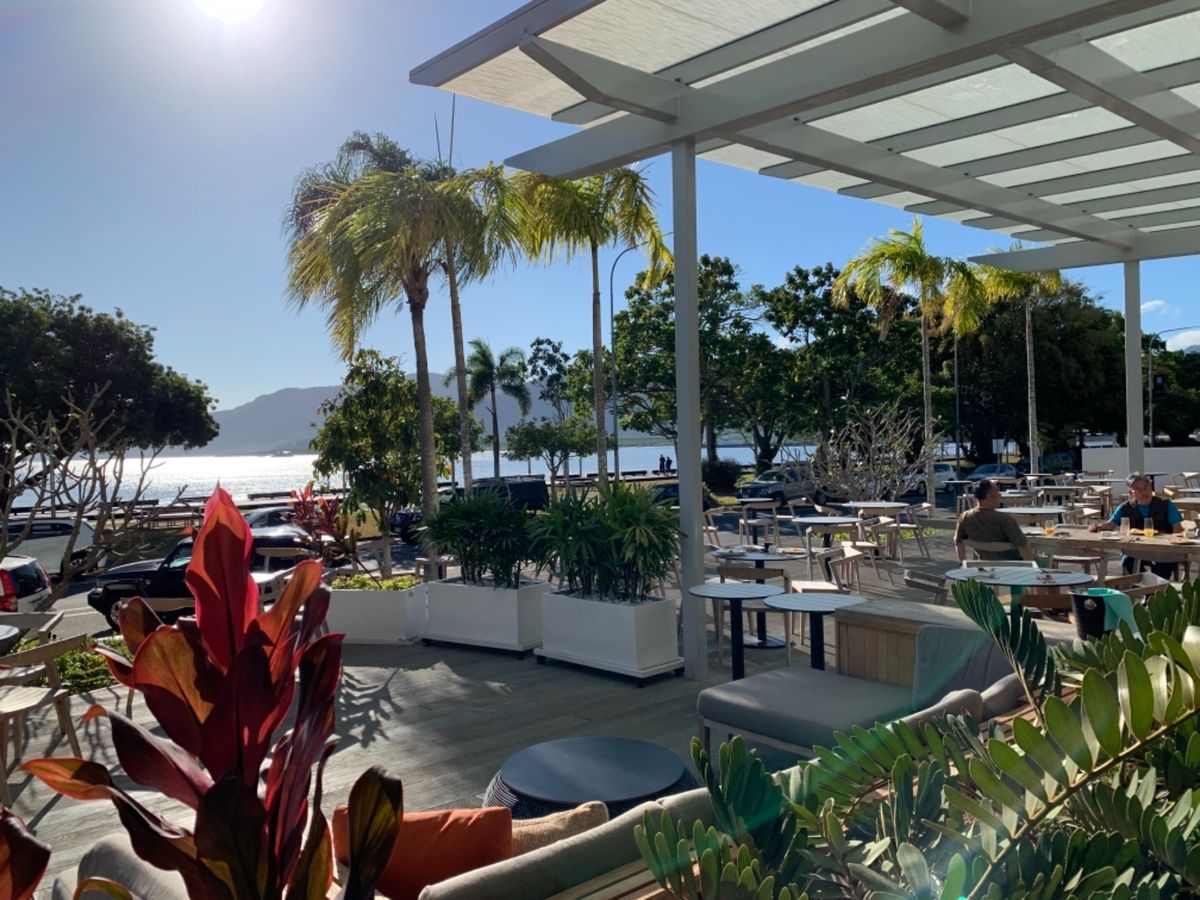 朝起きたらこれ！
太陽の光で目覚めるとはこのこと！

ホテルの朝食。テラス...