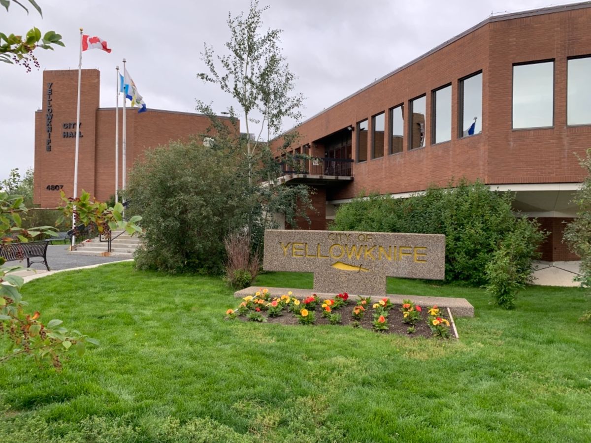 2019/08/15
観光案内所に行くと北緯60度証明書とイエローナイフ...