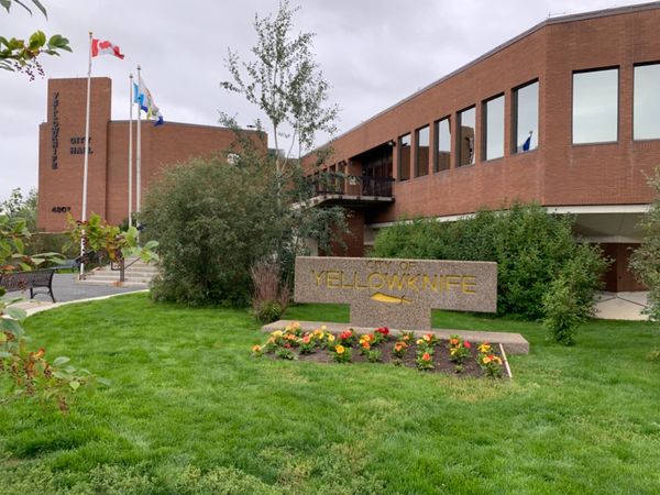 カナダ「イエローナイフ 」の写真：2019/08/15
観光案内所に行く...