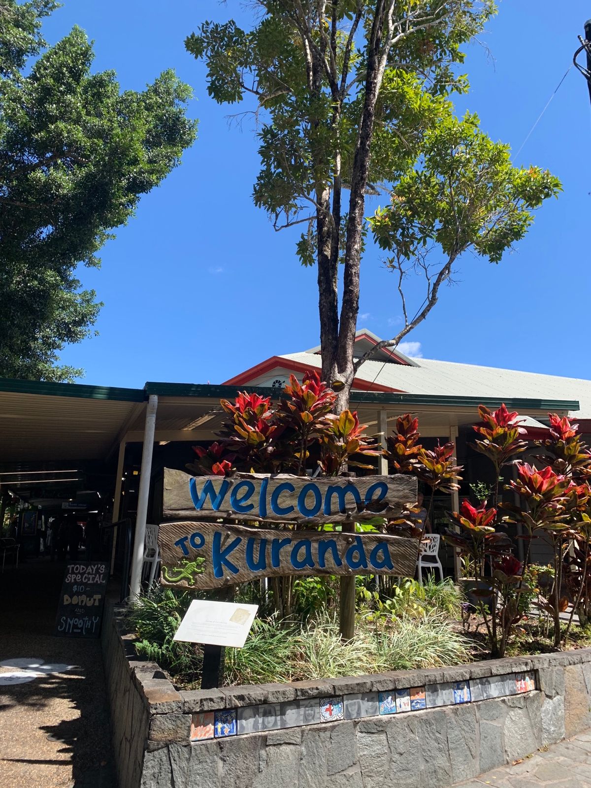 キュランダの街に到着。

キュランダは小さなお土産、ギャラリー、アイスクリ...