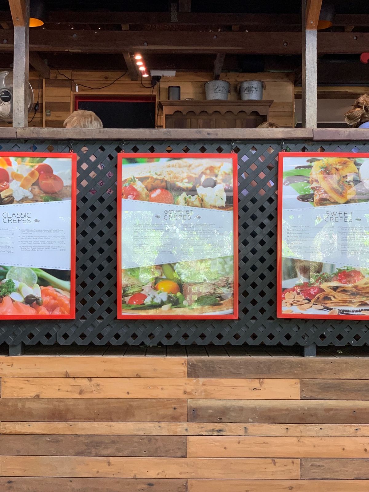 キュランダの街に到着。

キュランダは小さなお土産、ギャラリー、アイスクリ...