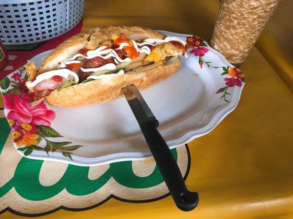 ラオス人民民主共和国「ラオス」の写真：サンドイッチは必ずナイフが刺さっている形式