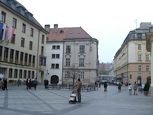 スロバキア「中欧4カ国周遊ツアー（H.I.S）スロバキア編」の写真：旧市街にはいろんな広場があるので、名前を...