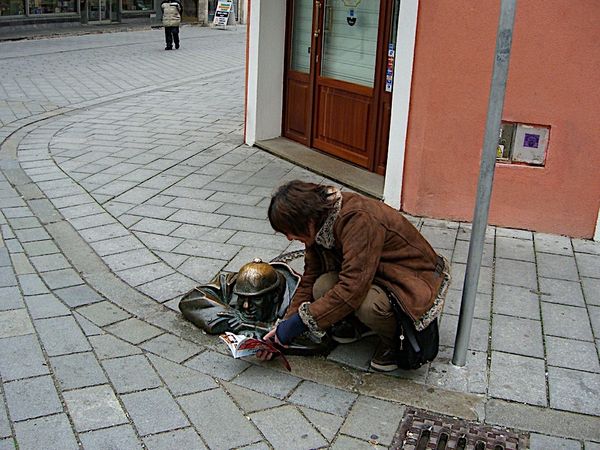スロバキア「中欧4カ国周遊ツアー（H.I.S）スロバキア編」の写真：街のいたるところに、謎の銅像おじさんがあ...