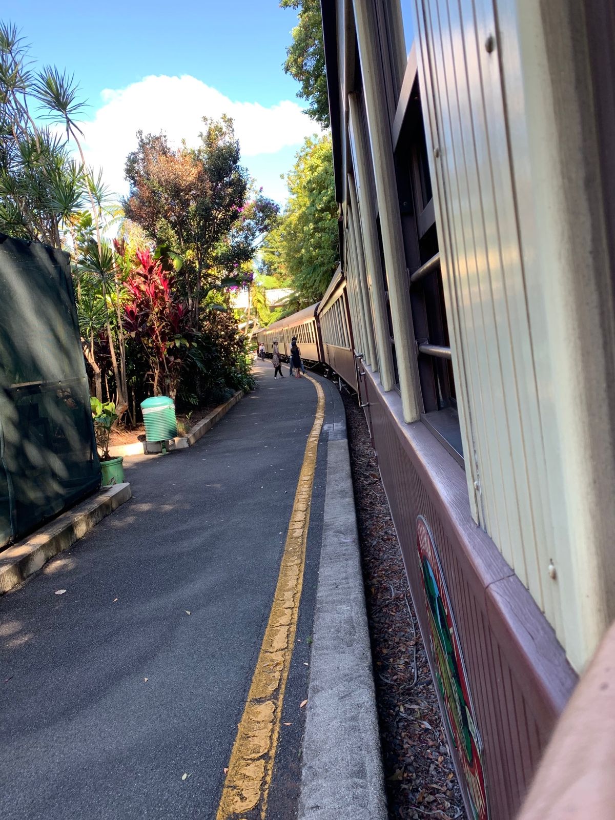 キュランダ鉄道に乗車。

思った以上に長い！車両が多い。4車両くらいだと思...