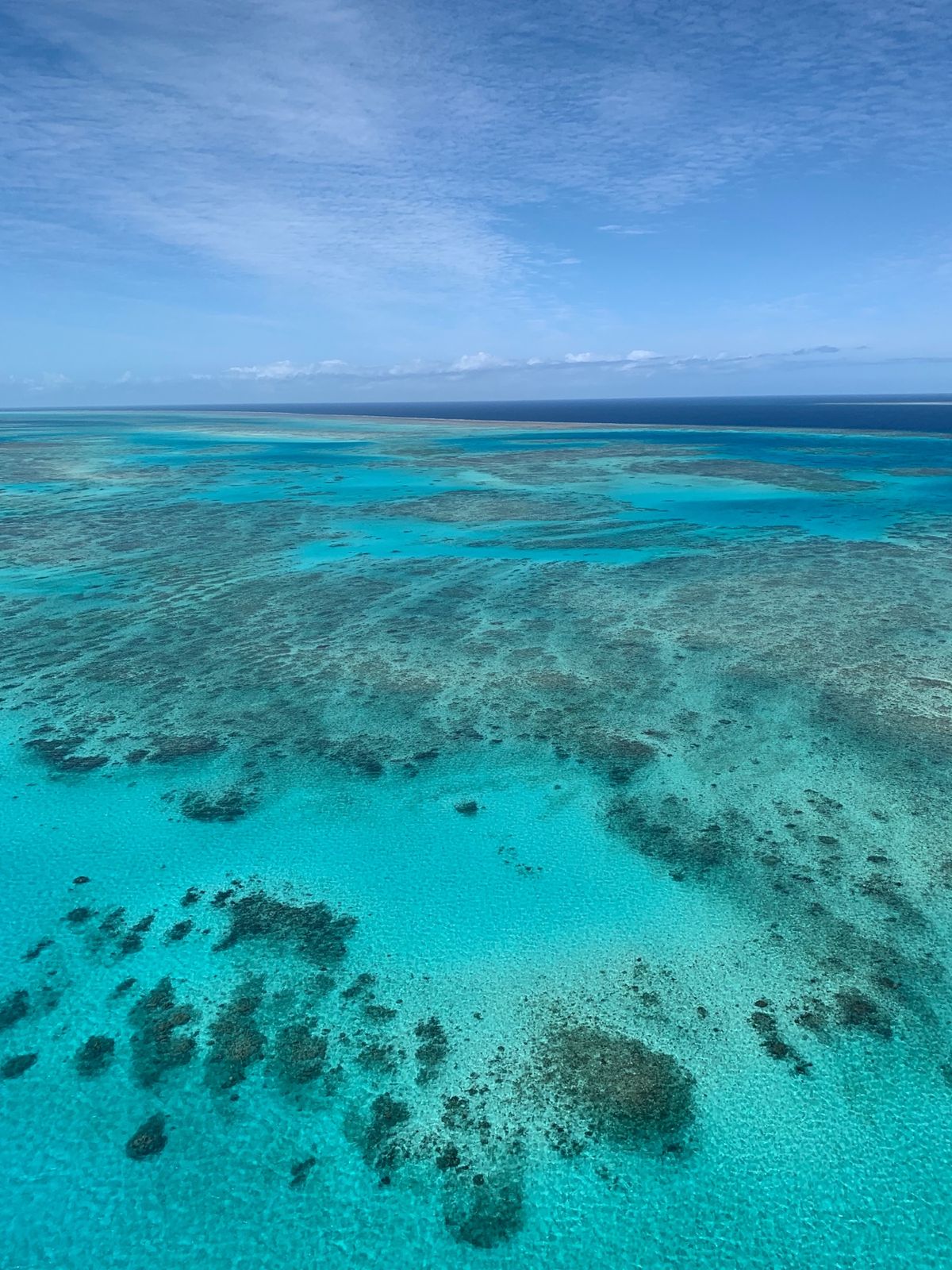 ヘリでグレートバリアリーフへ！

乗客は6人。欧米人のカップルが2組。...