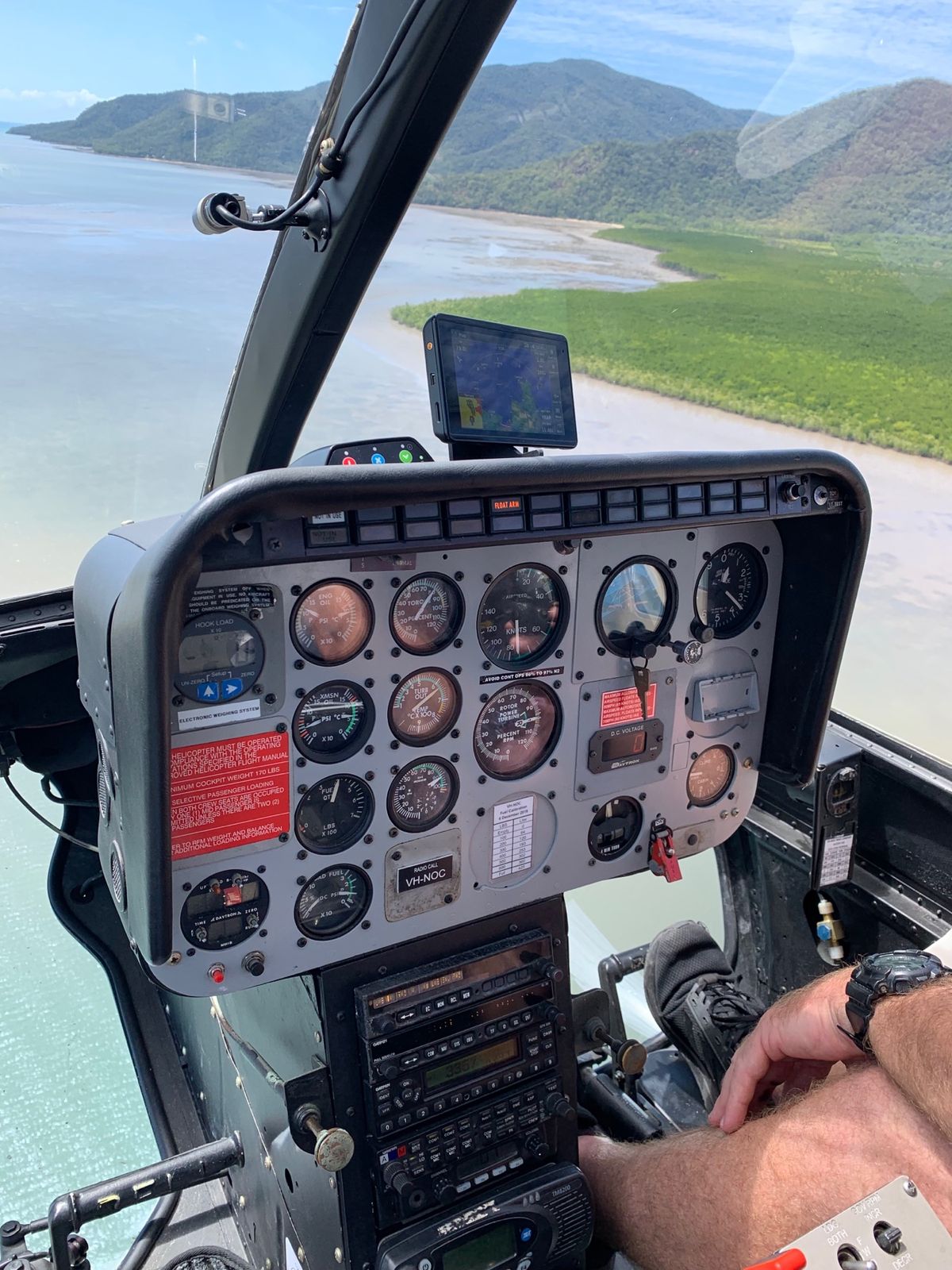 ヘリでグレートバリアリーフへ！

乗客は6人。欧米人のカップルが2組。...