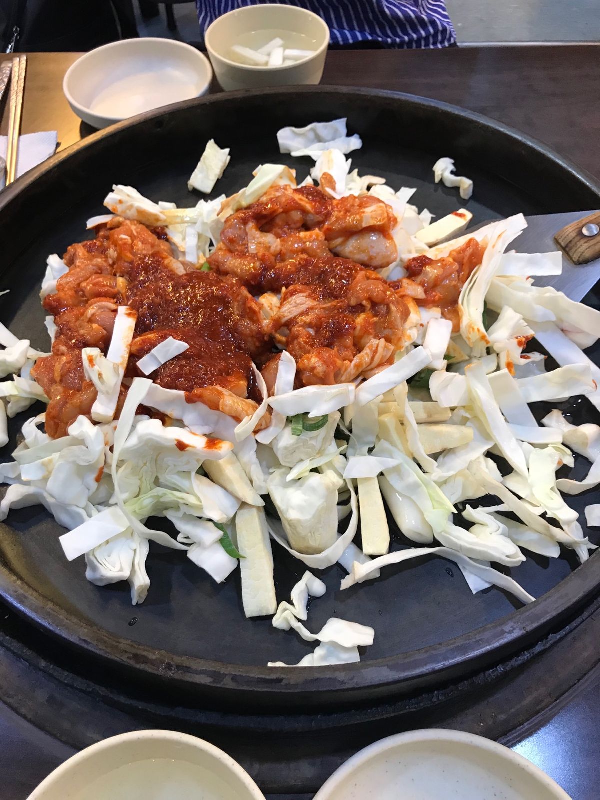 春川といえばタッカルビやんね〜〜と宿から歩いてタッカルビ屋さんが並ぶ通りへ...