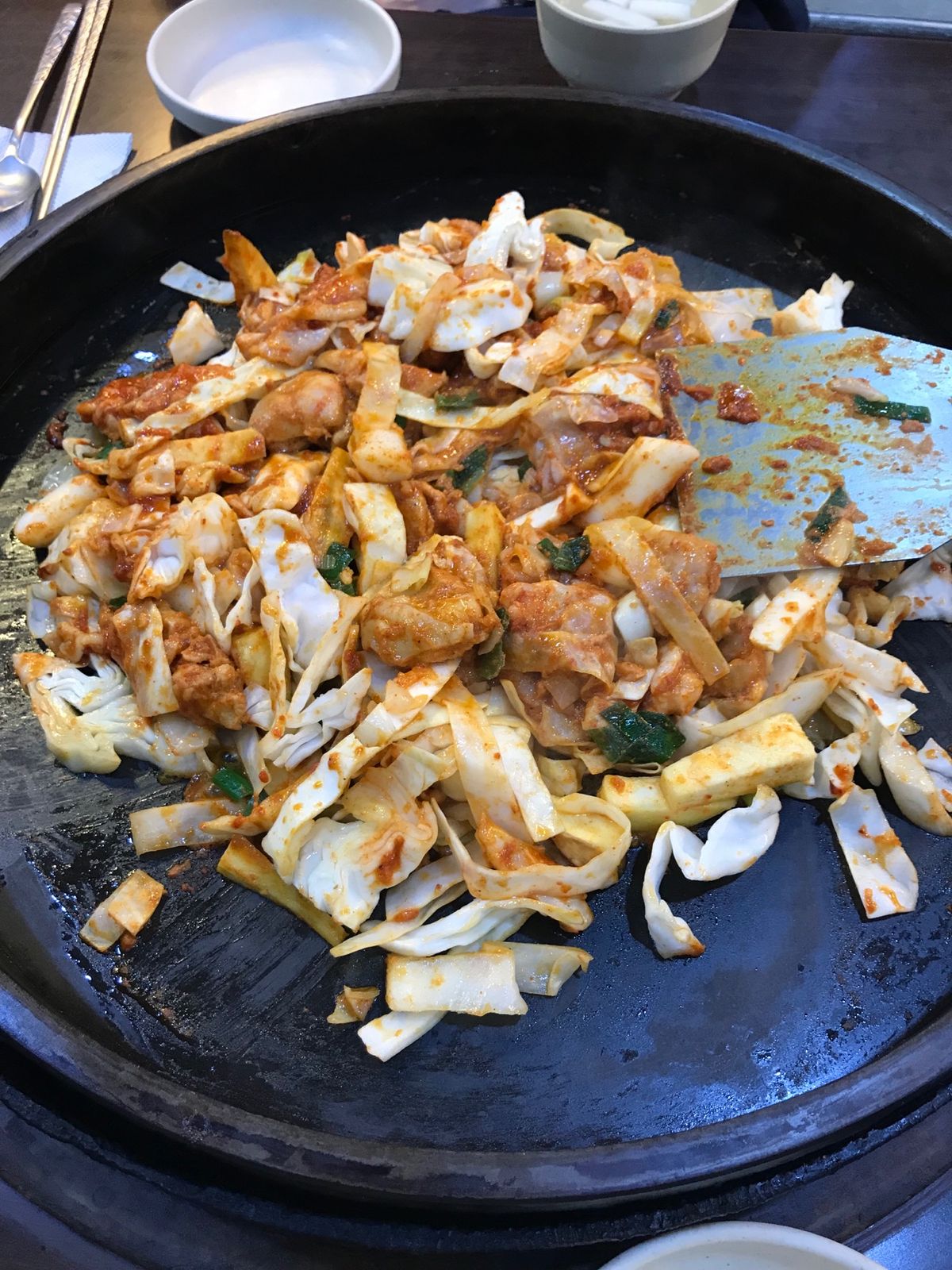 春川といえばタッカルビやんね〜〜と宿から歩いてタッカルビ屋さんが並ぶ通りへ...