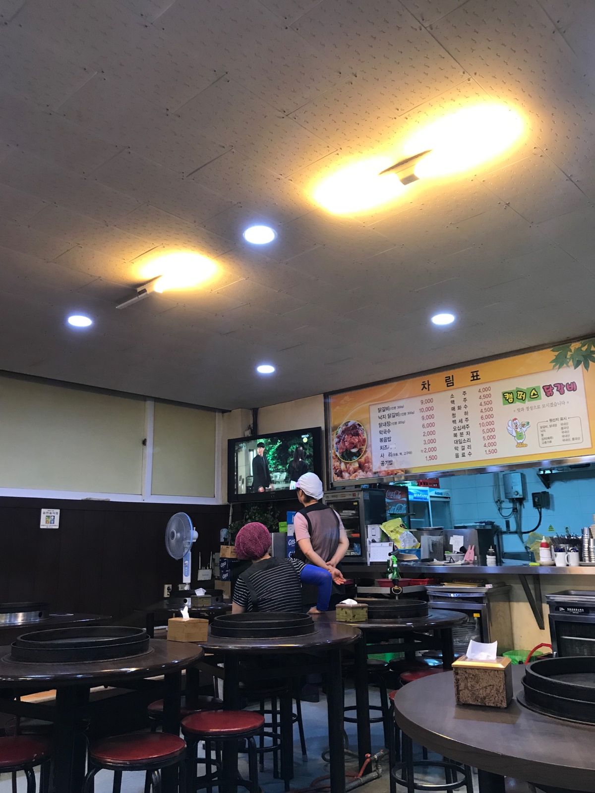 春川といえばタッカルビやんね〜〜と宿から歩いてタッカルビ屋さんが並ぶ通りへ...