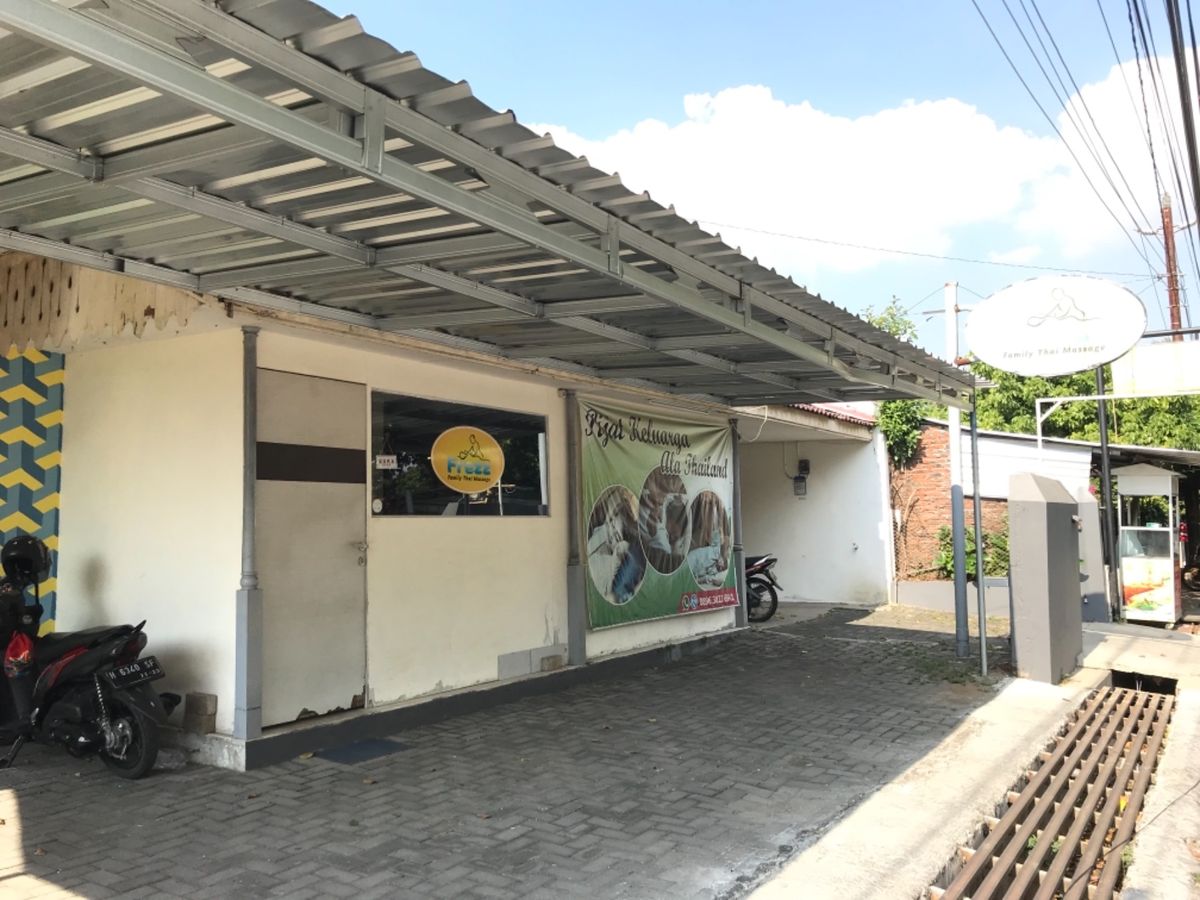 ①サン・ポー・コンにて。狛犬もどき。
②旅の途中で寄ったタイマッサージ屋。...