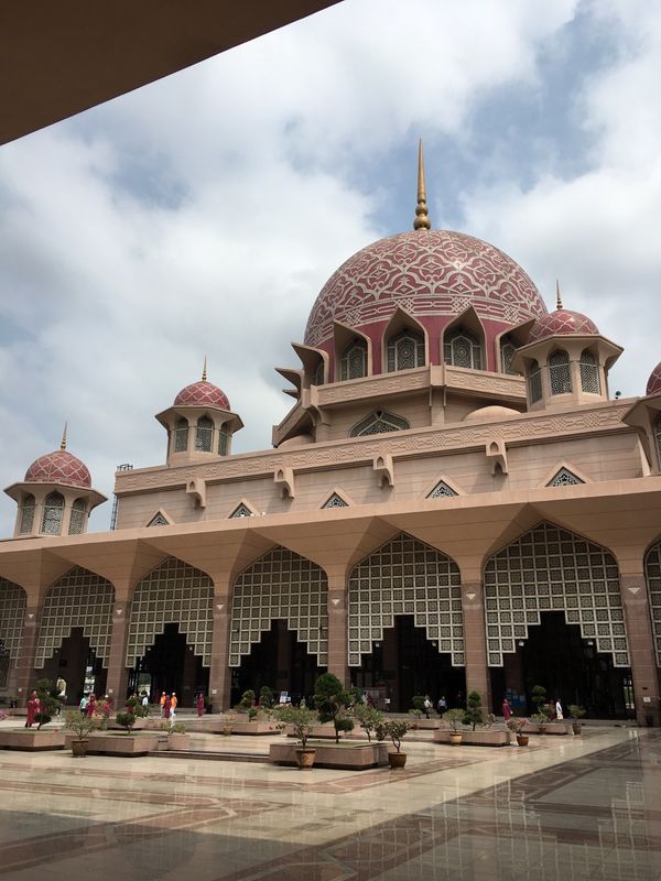 マレーシア・ペトロナスツインタワー、ピンクモスク  、ブルーモスク、「弾丸旅行」の写真：ピンクモスクへ🕌
フードコートで注文の際...