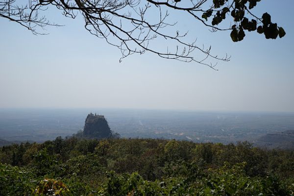 ミャンマー・ヤンゴン「甥と妹とミャンマー・バガン遺跡の旅」の写真：ポッパ山を後にし、ポッパ山を上から眺める...