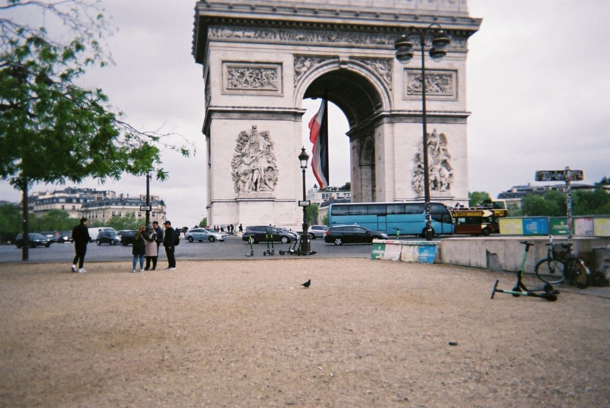 凱旋門とポンピドゥセンターからの眺め☺️ 高い建物がないからエッフェル塔が...