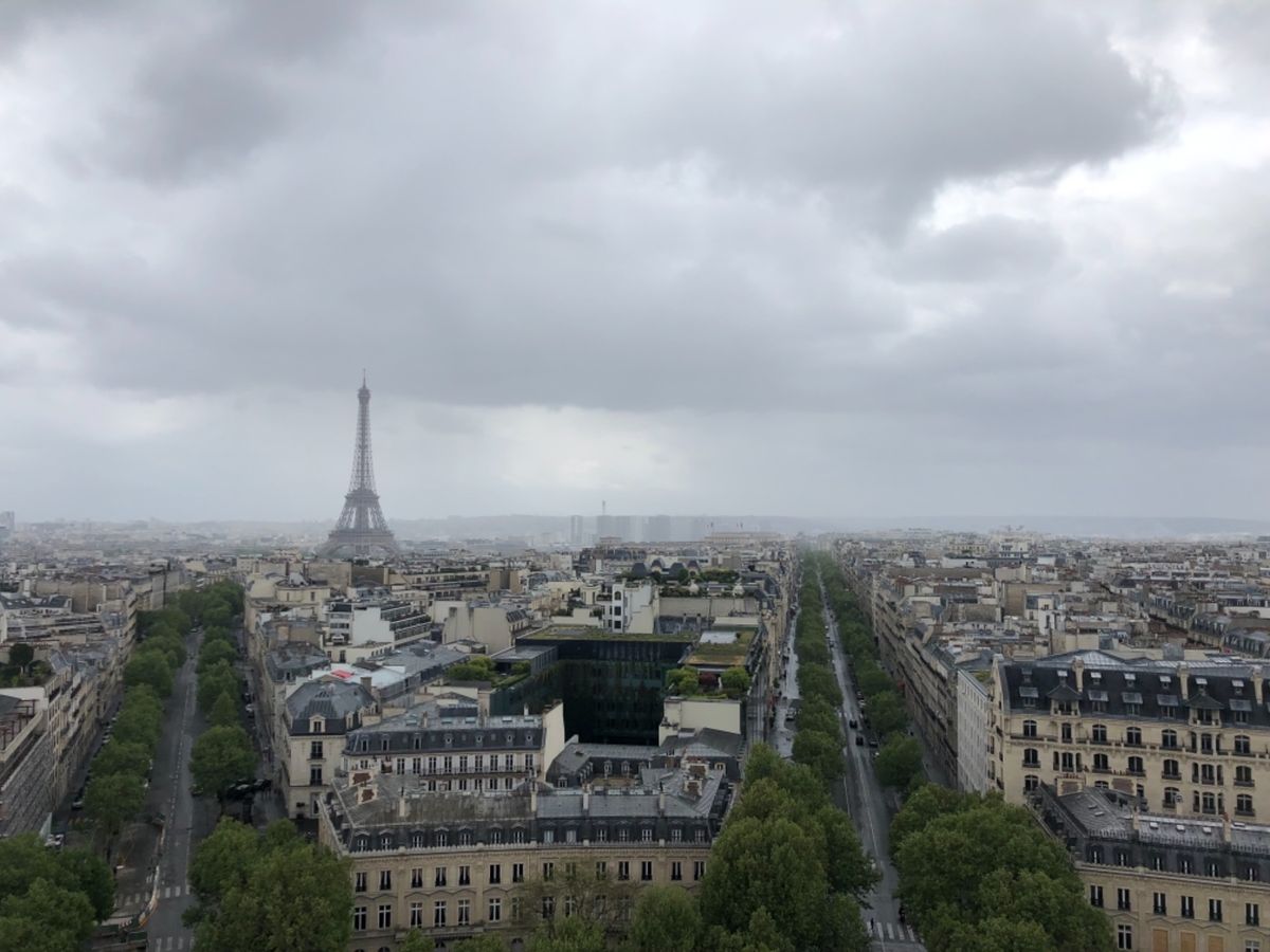凱旋門とポンピドゥセンターからの眺め☺️ 高い建物がないからエッフェル塔が...
