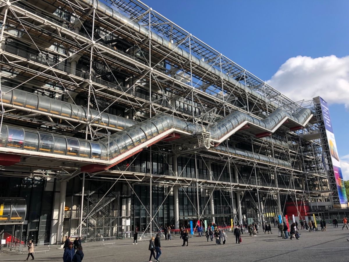 凱旋門とポンピドゥセンターからの眺め☺️ 高い建物がないからエッフェル塔が...