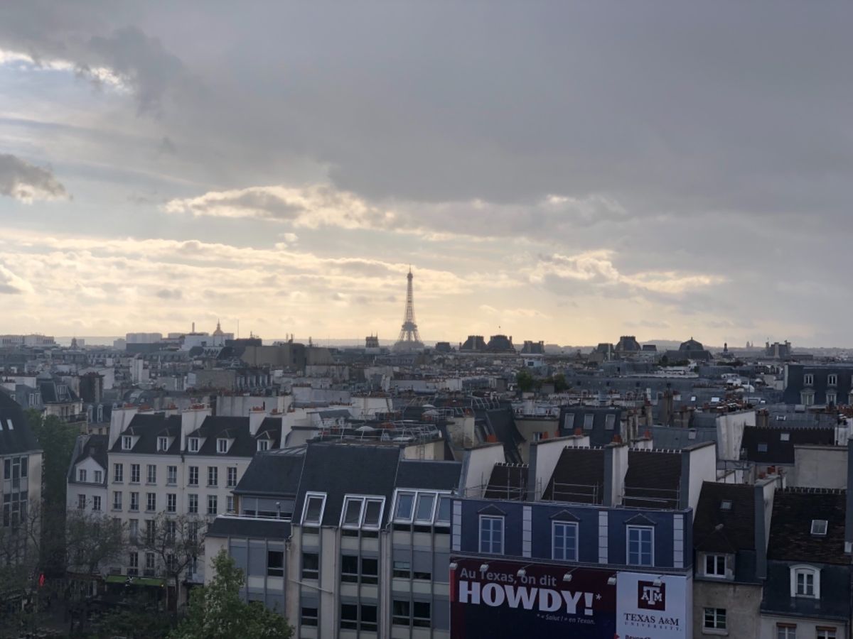 凱旋門とポンピドゥセンターからの眺め☺️ 高い建物がないからエッフェル塔が...