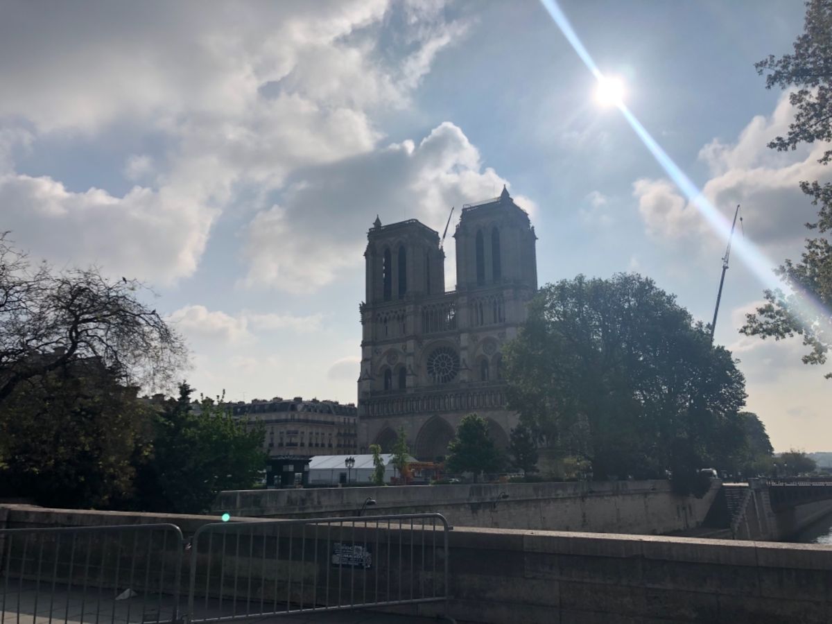 サントシャペルと焼け落ちてしまったノートルダム寺院