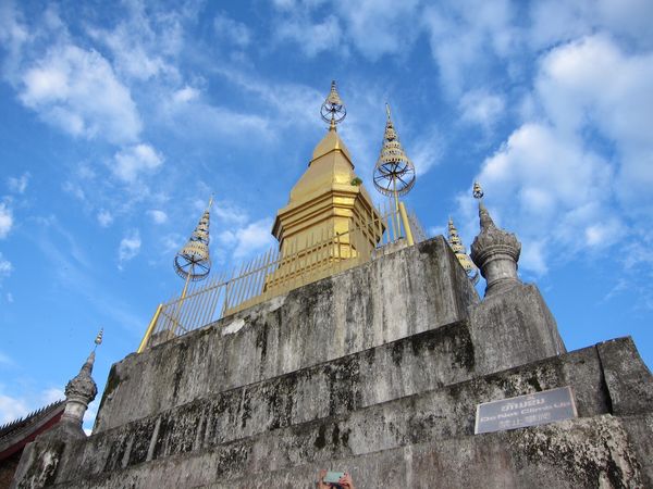 ラオス人民民主共和国・ルアンパバーン「ルアンパバーン再訪」の写真：プーシーの丘
仏像いっぱい✨