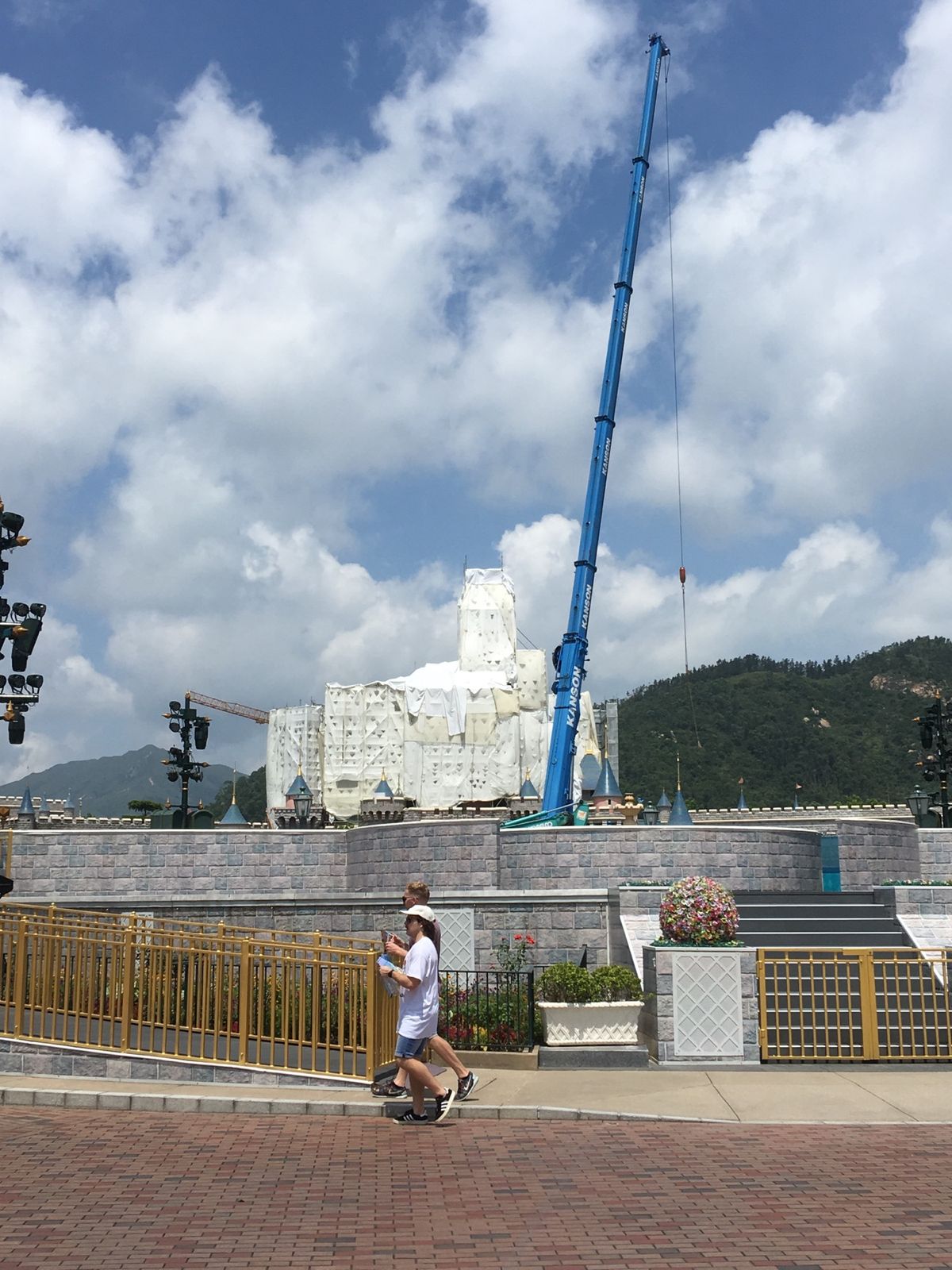 香港ディズニー。お城は工事中。