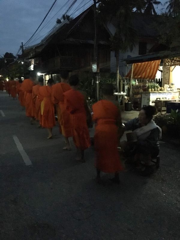 ラオス人民民主共和国「ラオス」の写真：ルアンパバーン托鉢