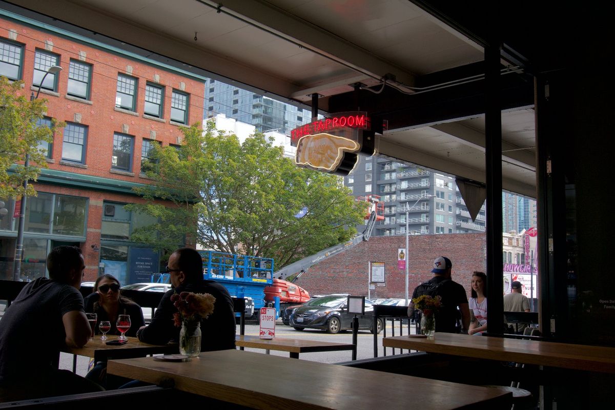 トランジットのシアトルにて　時間があったので海沿いの市場やスターバックス１...