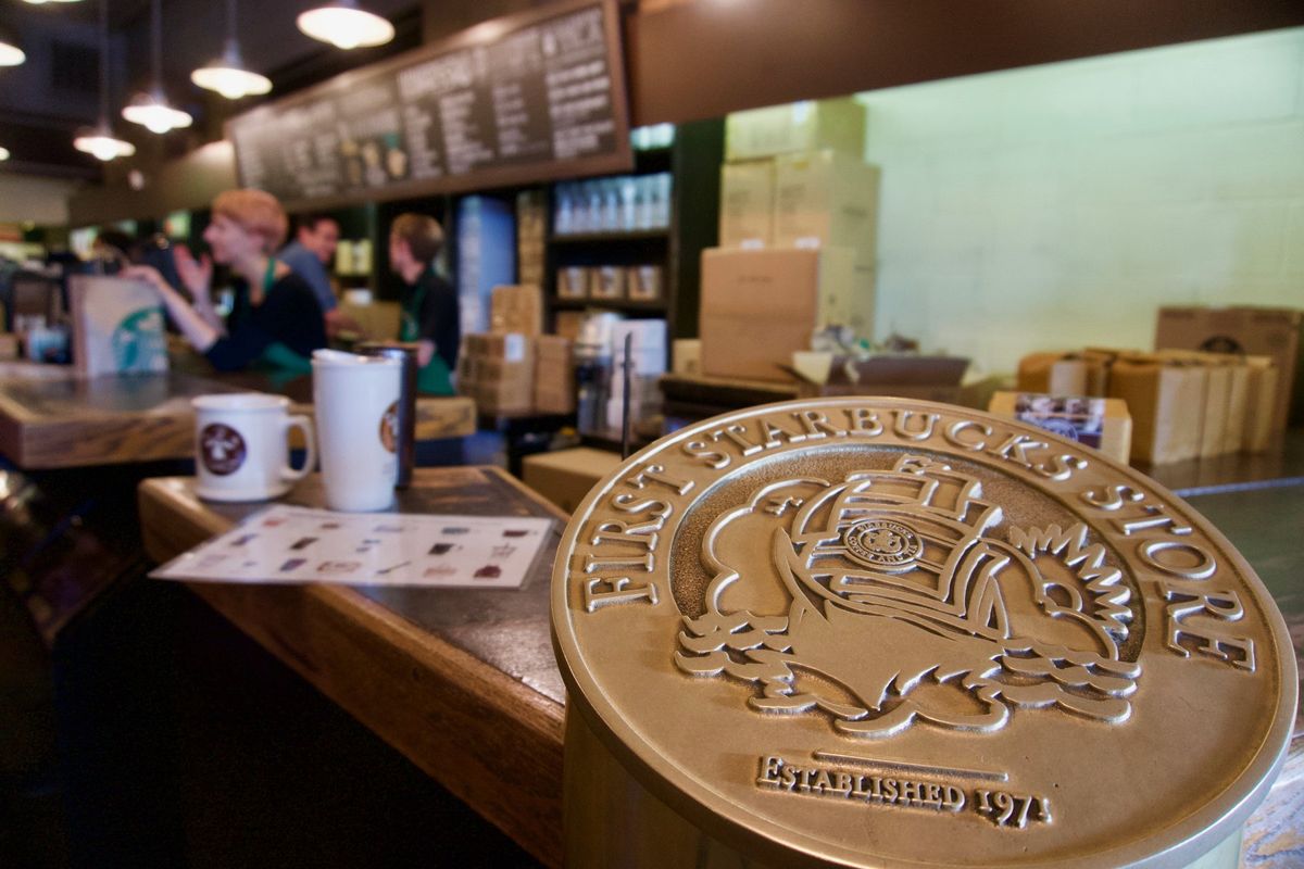 トランジットのシアトルにて　時間があったので海沿いの市場やスターバックス１...