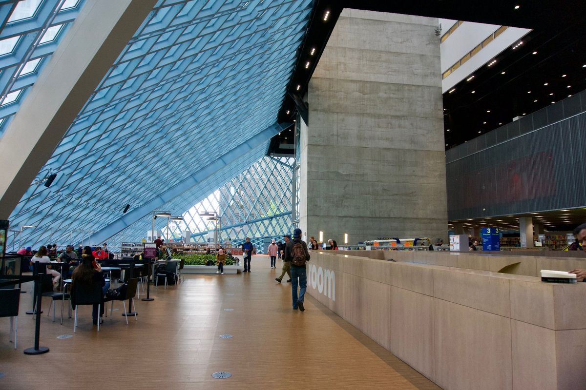 トランジットのシアトルにて　時間があったので海沿いの市場やスターバックス１...