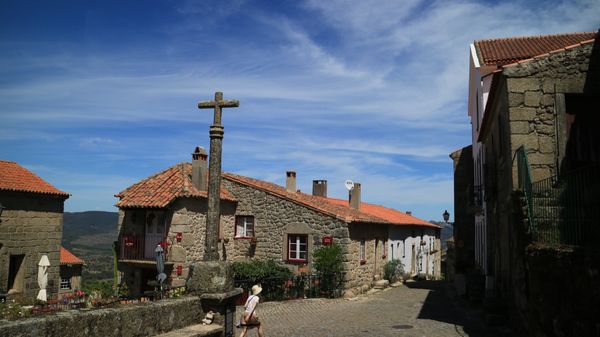 ポルトガル・モンサント村「ポルトガル🇵🇹リスボンからポルトまで」の写真：ポルトガルで最もポルトガルらしい村モンサ...