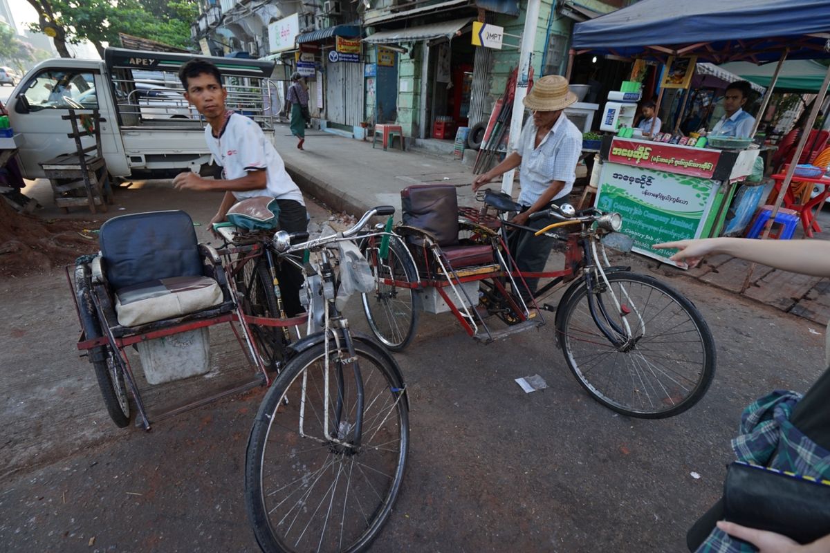 翌朝、ミャンマーでオススメの朝食を食べに自転車タクシーで移動！

ガタガタ！