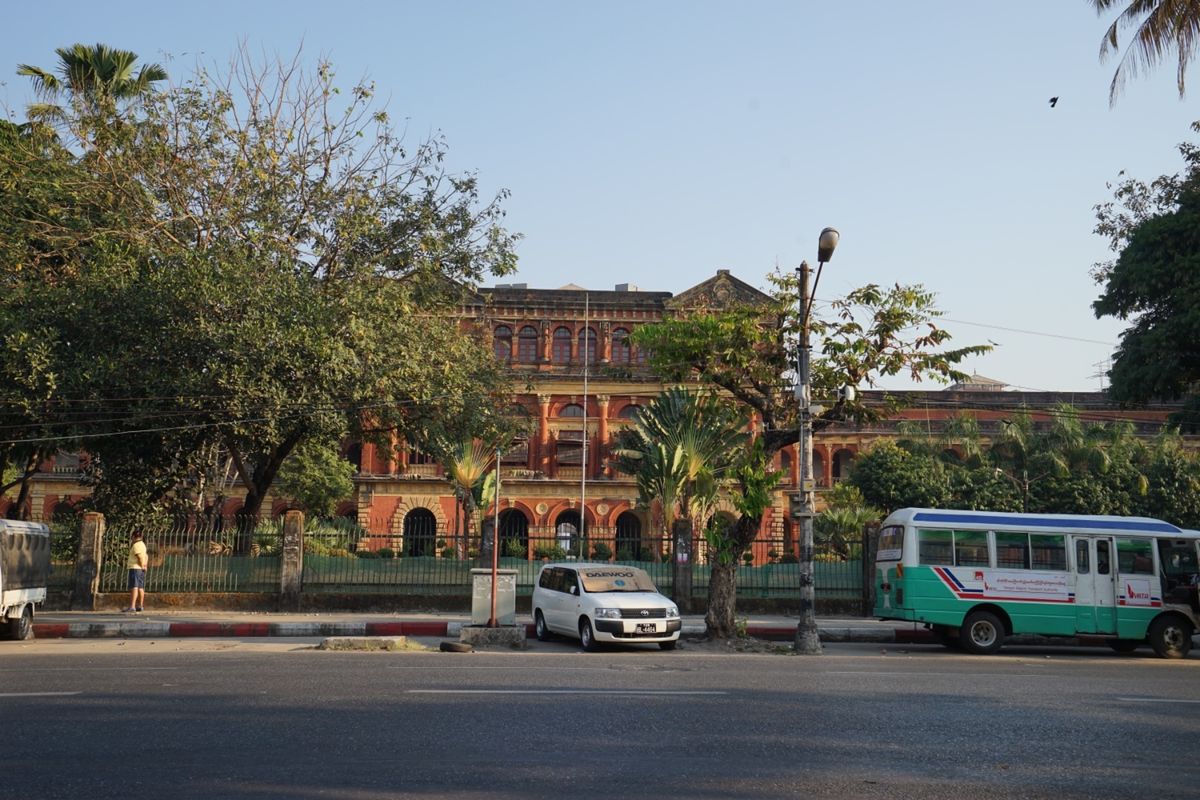 翌朝、ミャンマーでオススメの朝食を食べに自転車タクシーで移動！

ガタガタ！