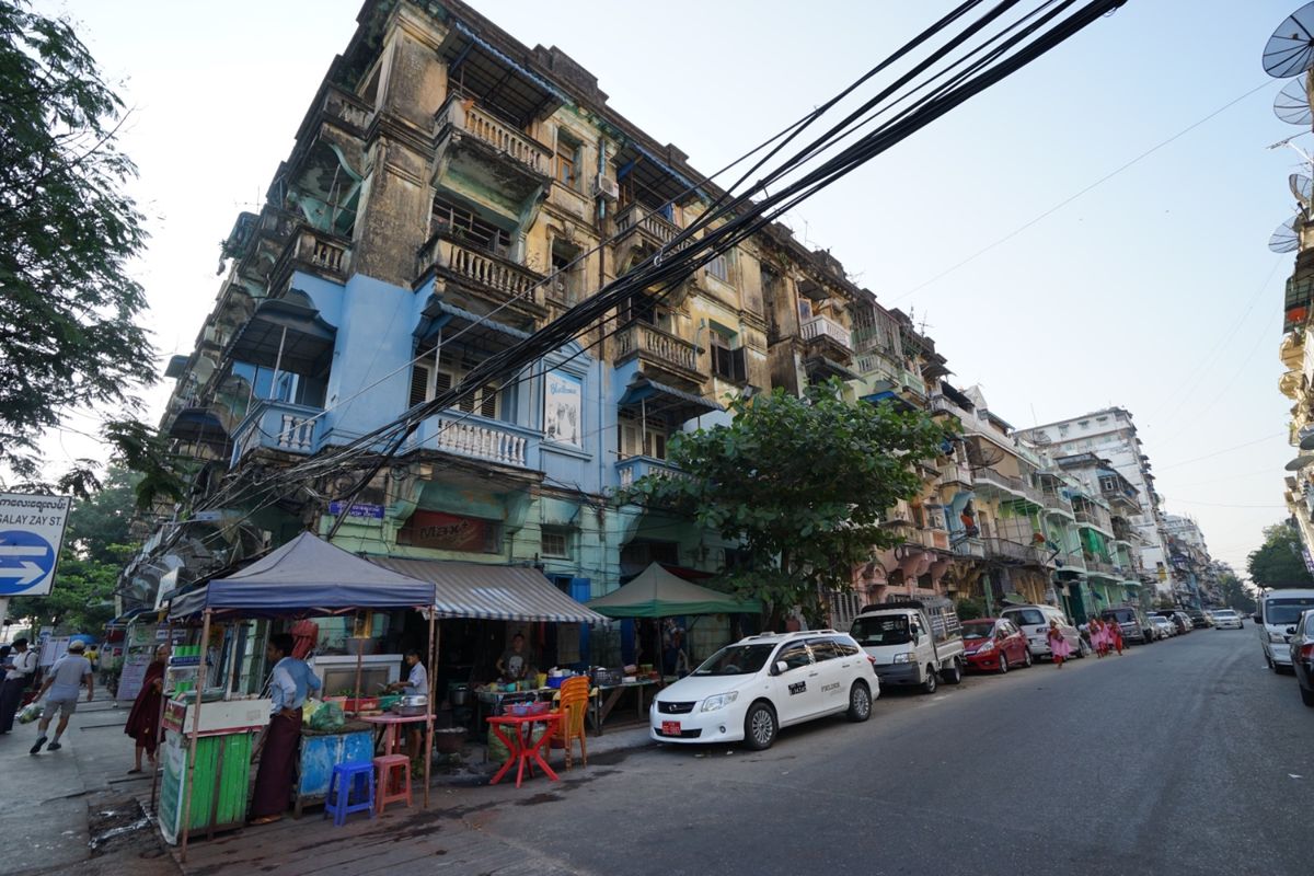翌朝、ミャンマーでオススメの朝食を食べに自転車タクシーで移動！

ガタガタ！