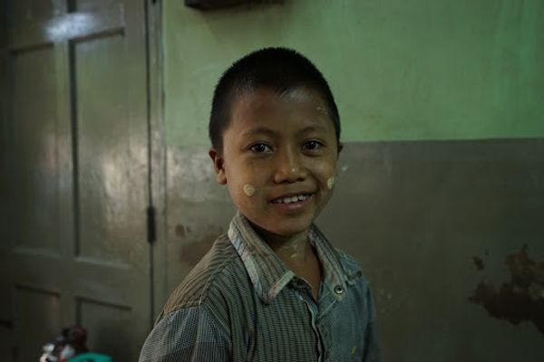 ミャンマー・ヤンゴン「甥と妹とミャンマー・バガン遺跡の旅」の写真：朝食の後は路地裏にあるローカルカフェで、...