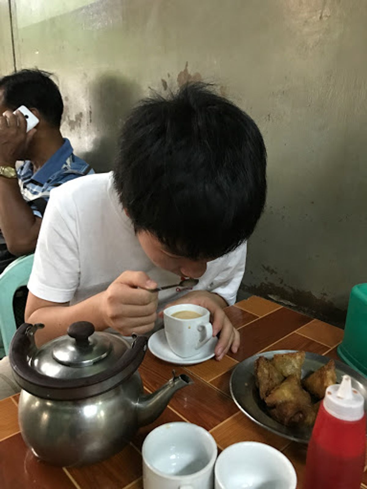 朝食の後は路地裏にあるローカルカフェで、ミャンマーミルクティーを飲む。

...