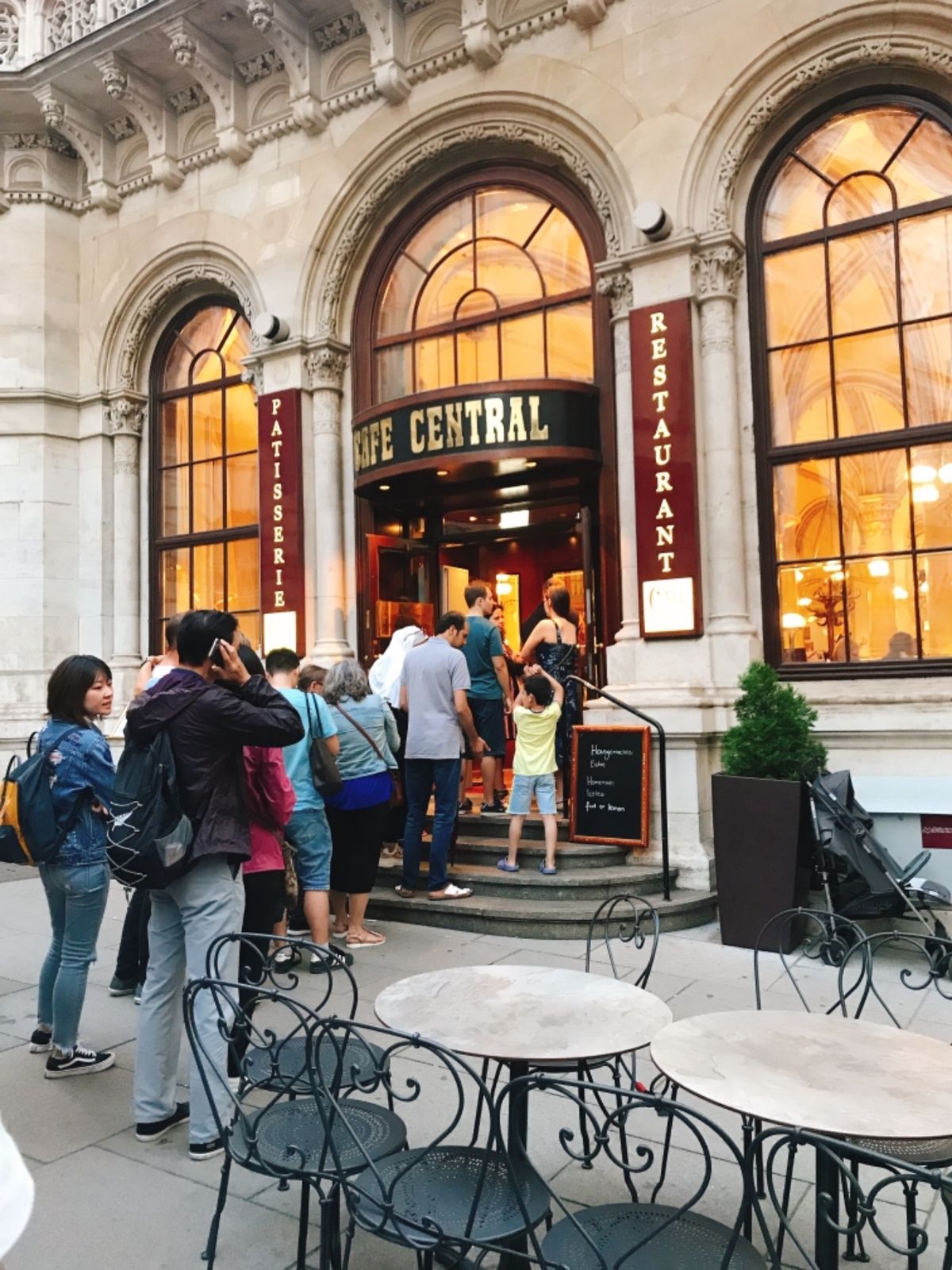 有名なカフェ・ツェントラルでカイザー・シュレーマンを！
甘いものと白ワイン...