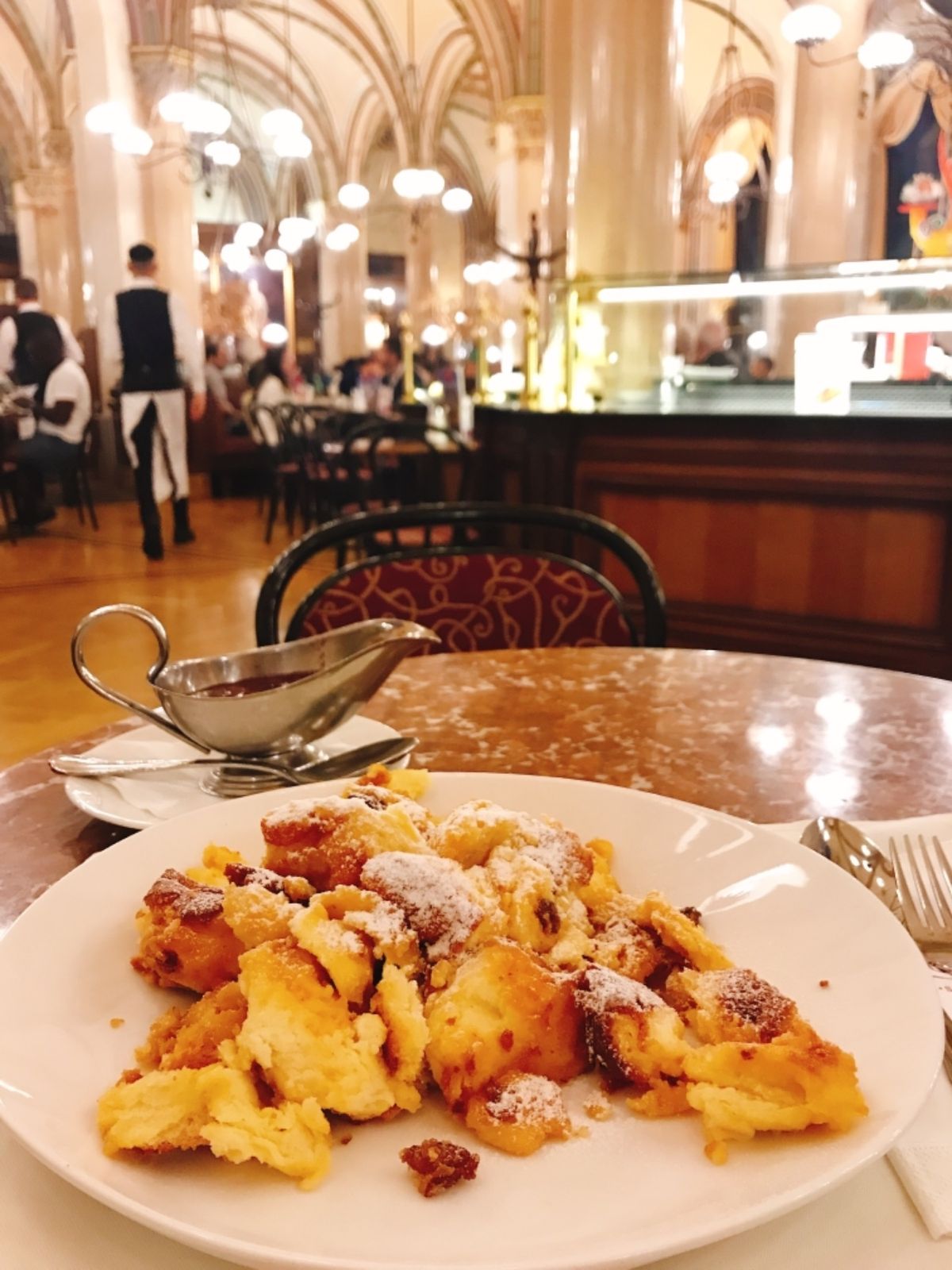 有名なカフェ・ツェントラルでカイザー・シュレーマンを！
甘いものと白ワイン...