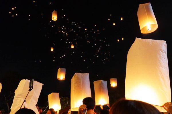 タイ・Chiangmai「コムローイ祭り」の写真：高額な入場券を購入しなくても、十分楽しめ...