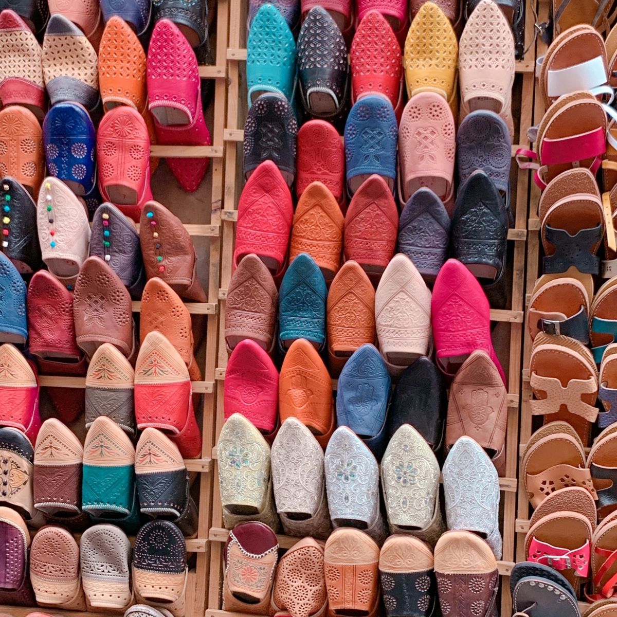 フェズはまさにアラジンの世界🧞‍♂️✨
細い路地に所狭しと色んなお店があっ...