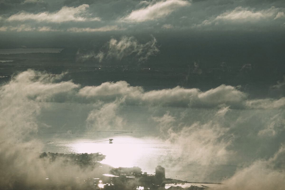 雨続きの宿坊だったけど最終日。
AM5:30琵琶湖が光り輝いてた。