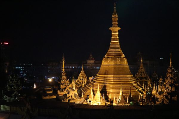 ミャンマー・ヤンゴン、パガン「ミャンマー🇲🇲一週間」の写真：ゴールデンロック❗️全力で押してもビクと...