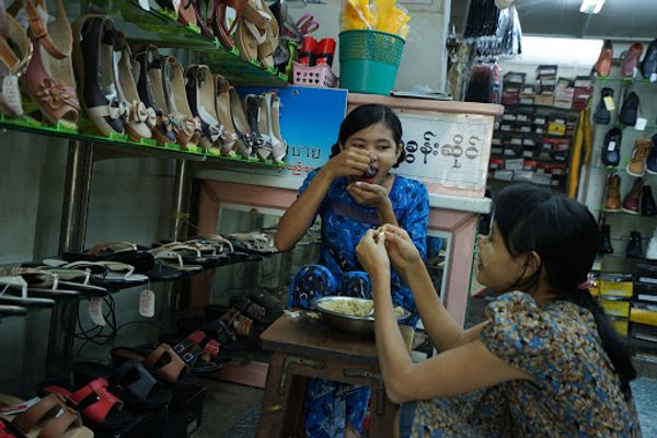 ミャンマー・ヤンゴン「甥と妹とミャンマー・バガン遺跡の旅」の写真：朝食後はショッピング。ヤンゴンの街中をう...